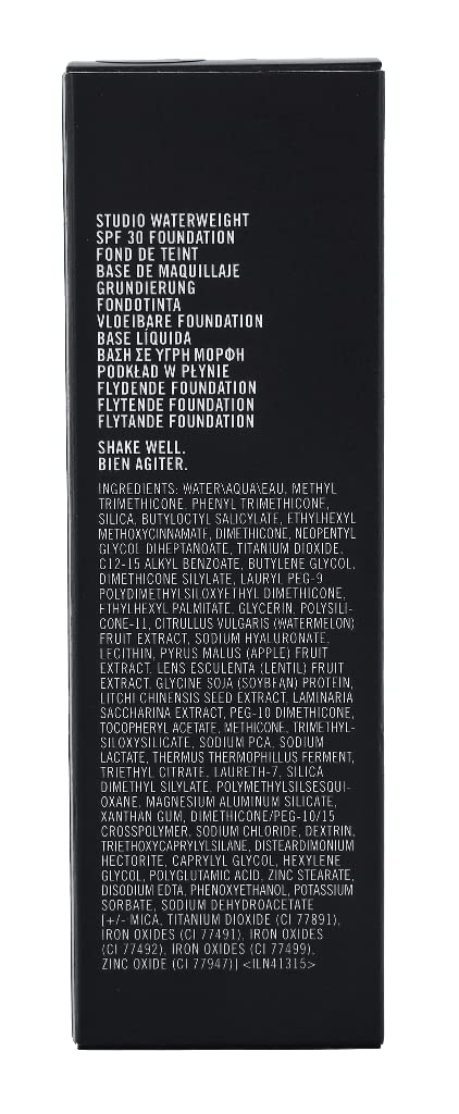 MAC Studio Waterweight NC20 texture close-up shows non-caking smooth blend