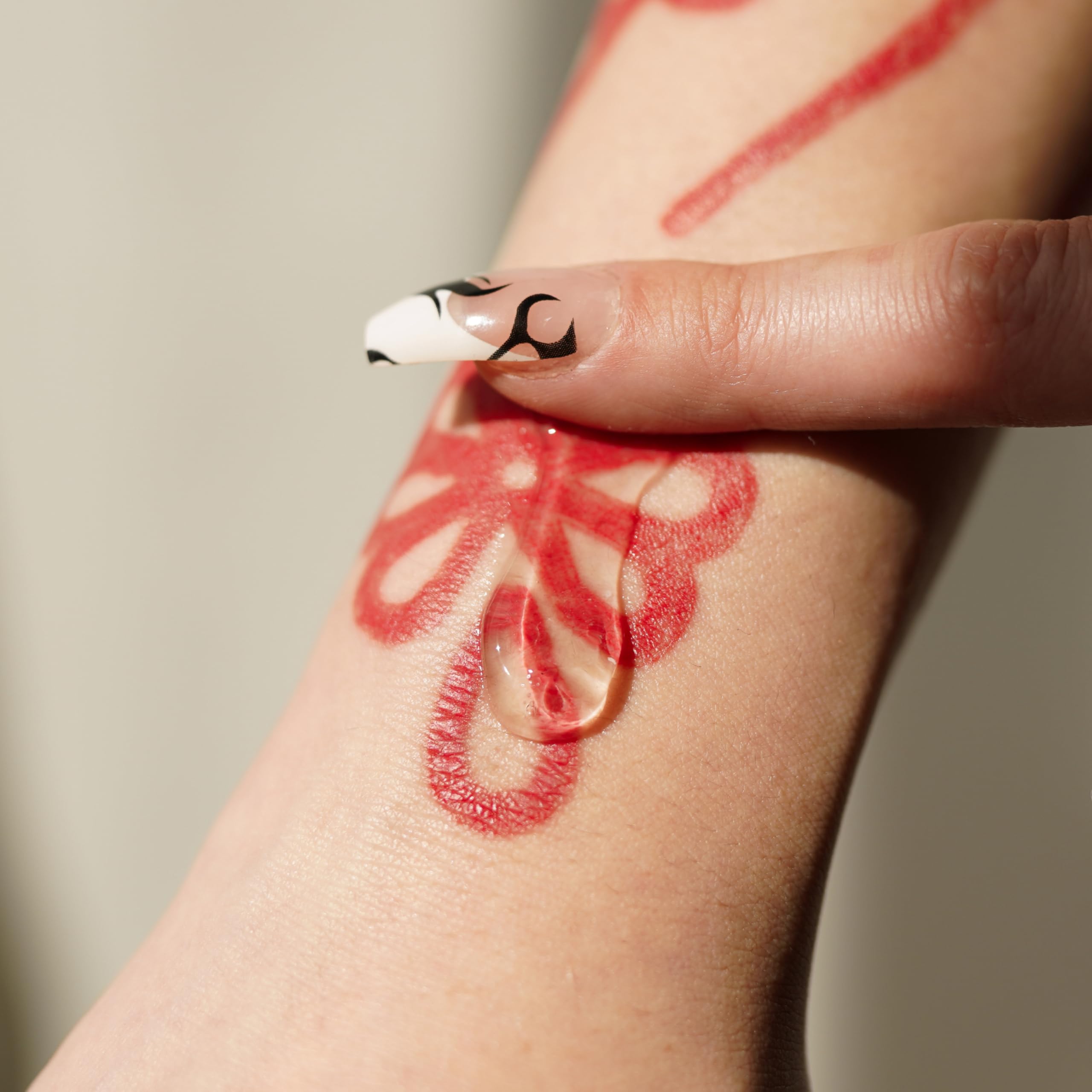 Mad Rabbit tattoo-aftercare cooling gel closeup with aloe and soothing agents