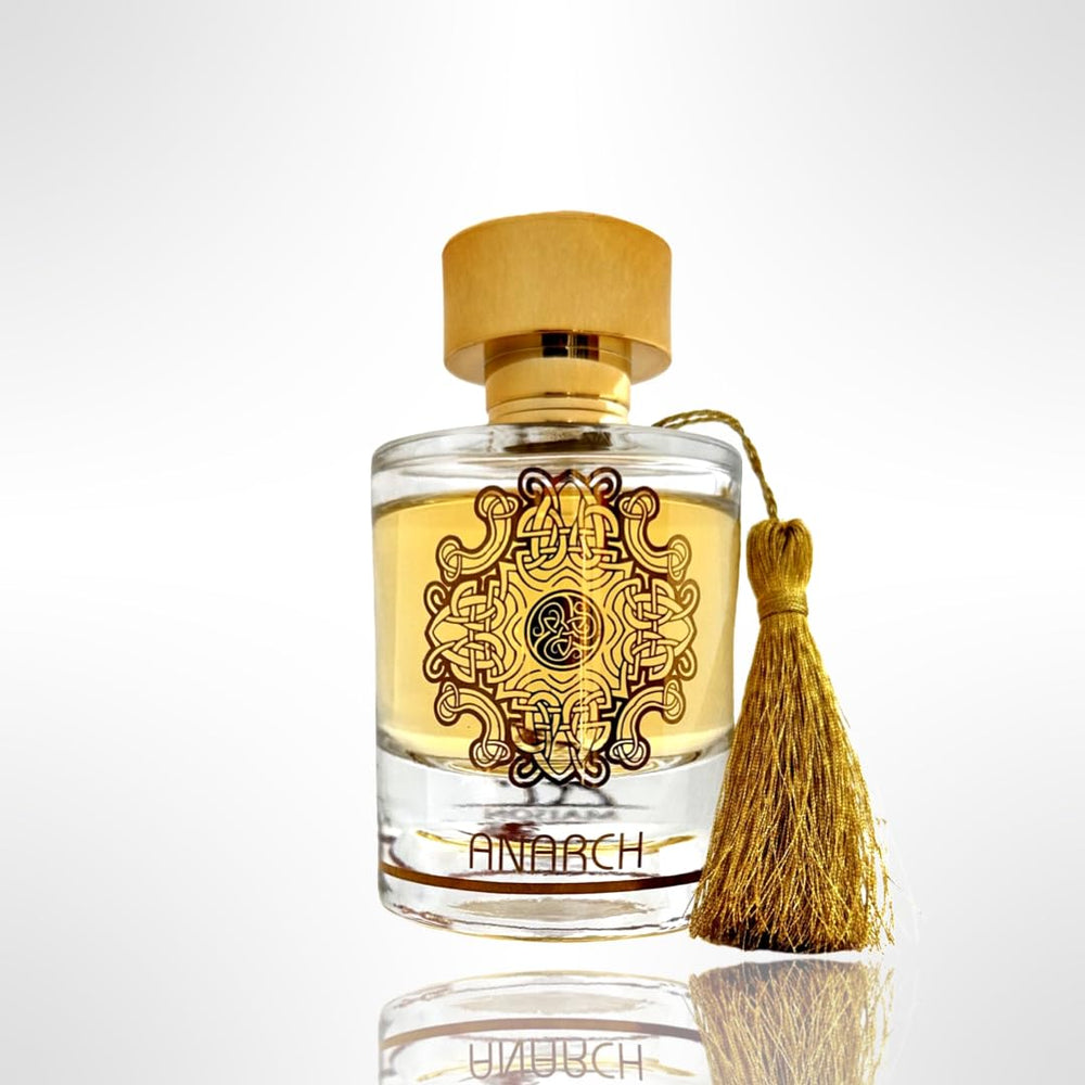 Maison Alhambra Anarch amber-wood base close-up conveys warm, lasting impression.