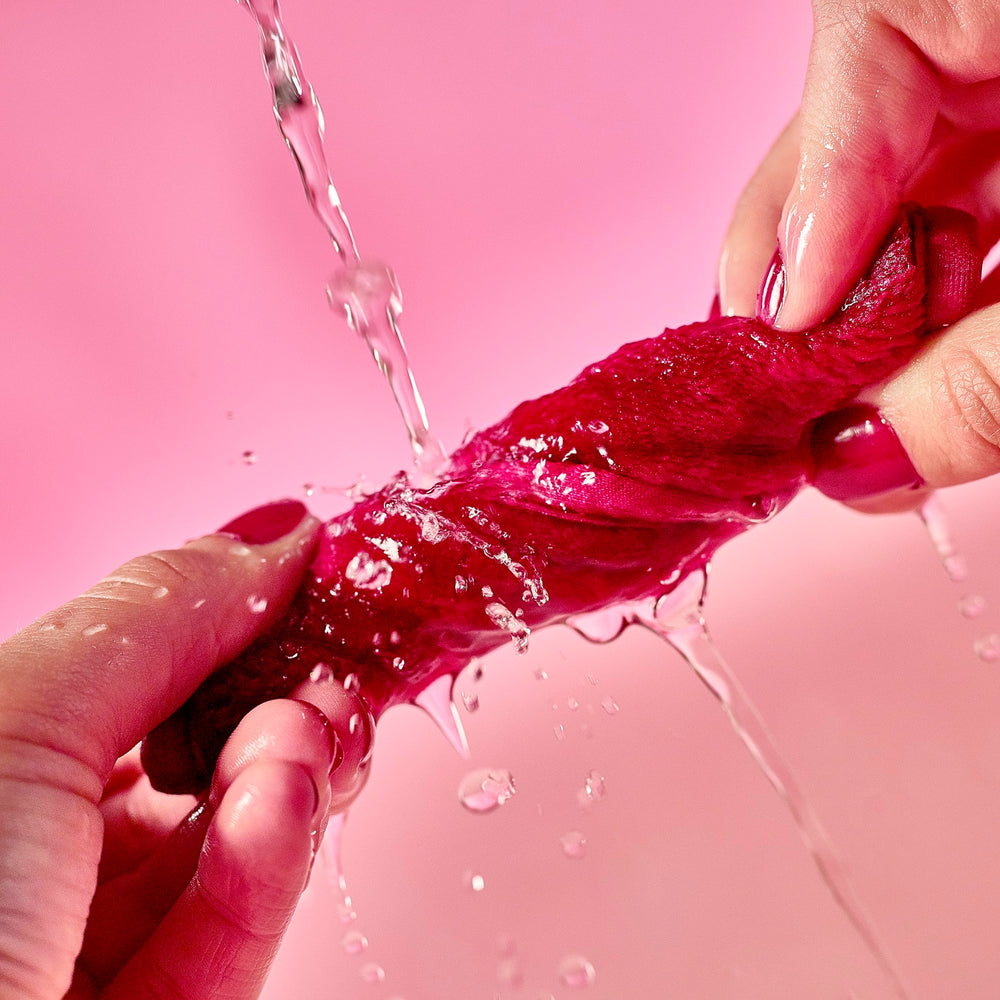 MakeUp Eraser Original 7-Day Set exfoliation side image shows long fibers for skin refinement.