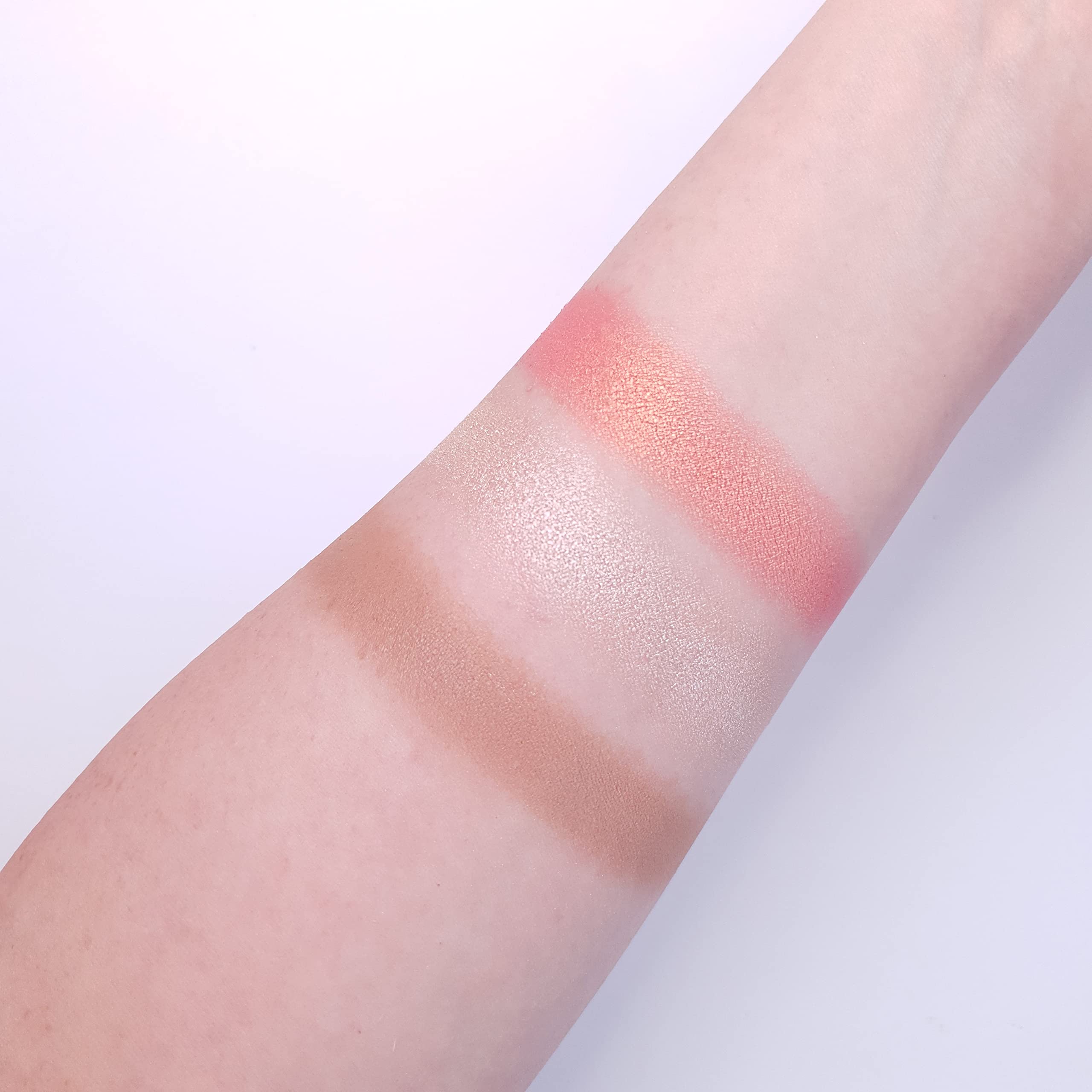 Makeup Revolution Ultra Sculpt & Contour Kit highlighter enhances cheekbone radiance and glow.