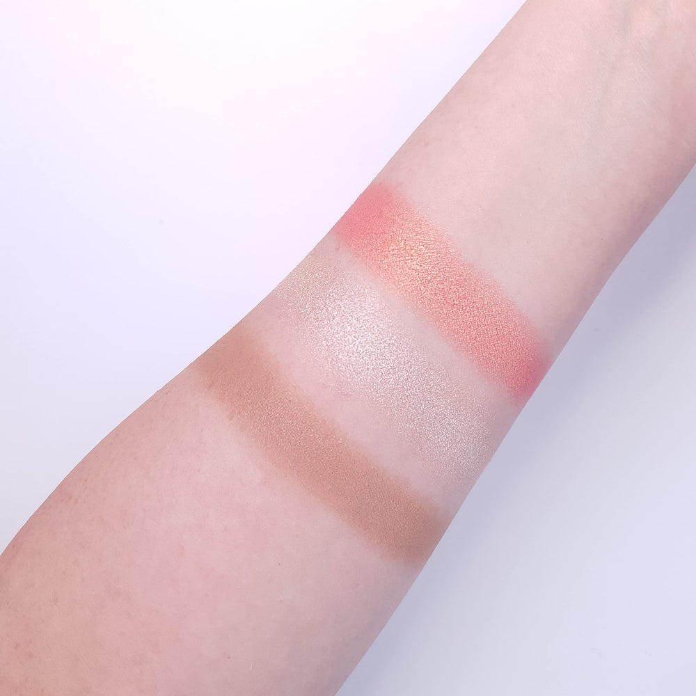 Makeup Revolution Ultra Sculpt & Contour Kit highlighter enhances cheekbone radiance and glow.