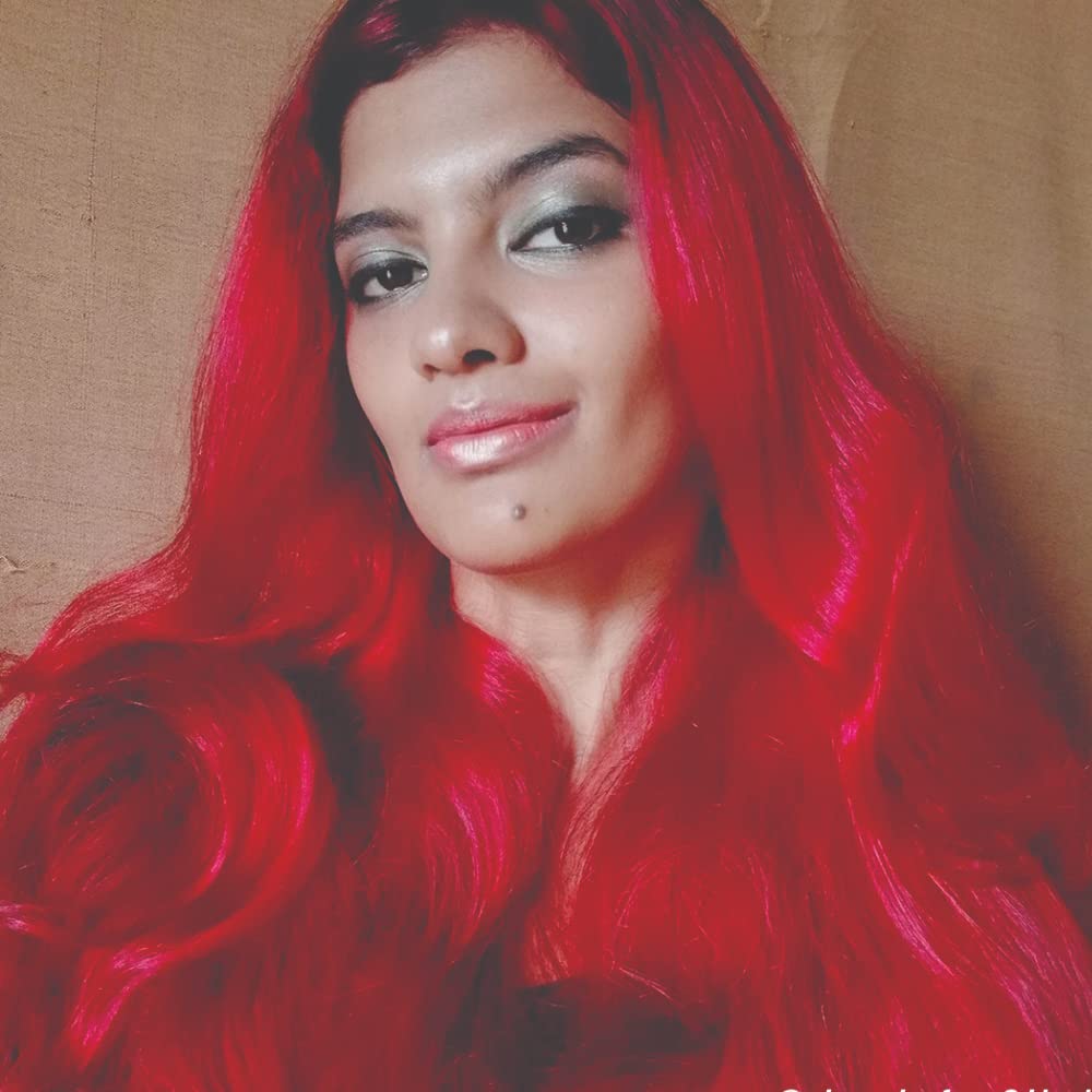 MANIC PANIC Vampire's Kiss bottle close-up highlights rich pigment and consistency.