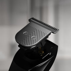 MANSCAPED Beard Hedger blade with guard ready to lift flat hairs for smooth cuts.