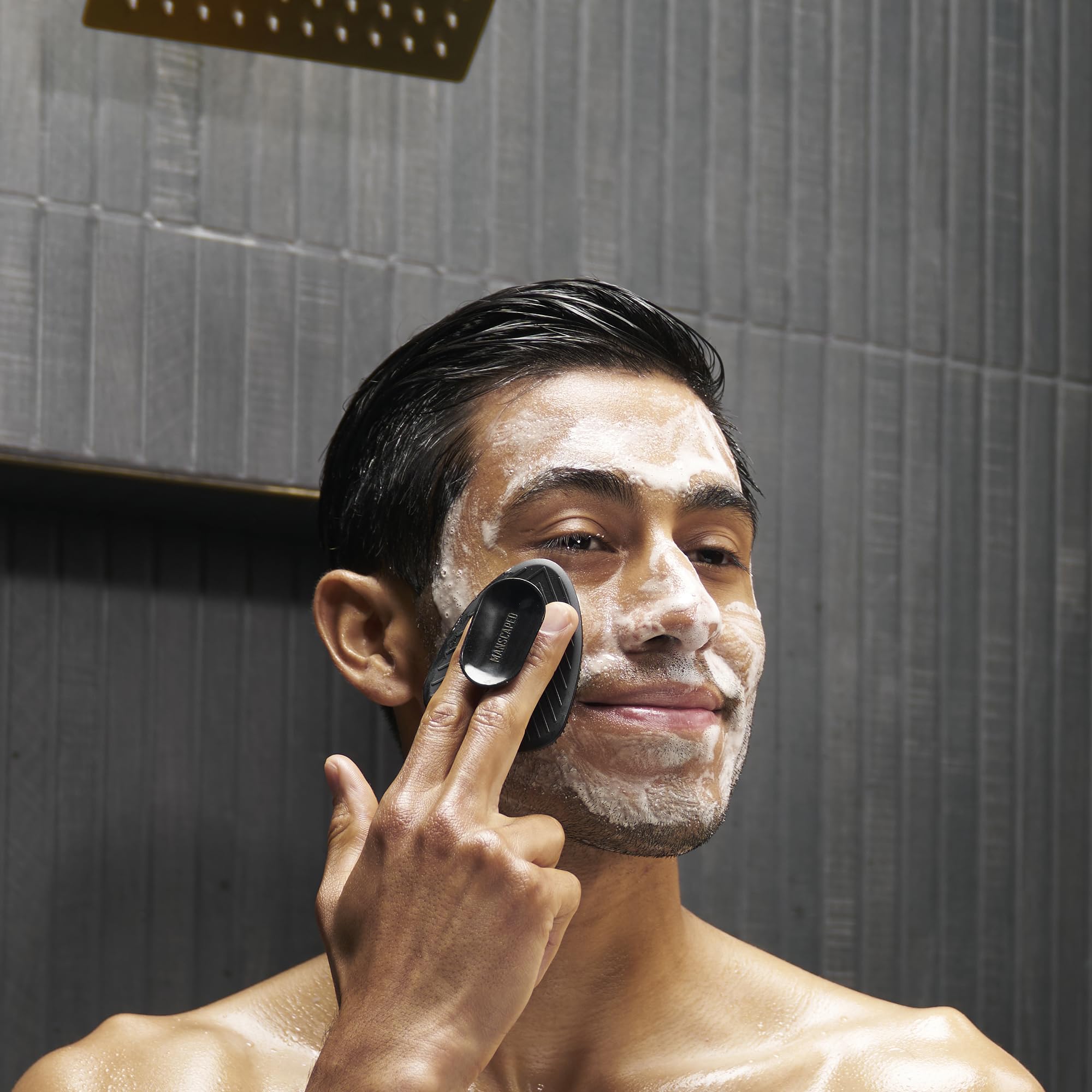 MANSCAPED The Face Buffer ergonomic no-slip-handle ensuring stable cleansing during routines.