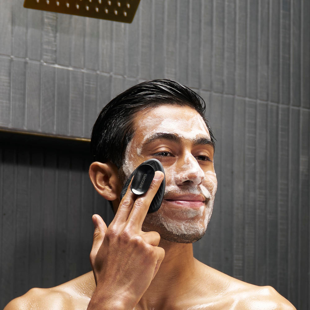 MANSCAPED The Face Buffer ergonomic no-slip-handle ensuring stable cleansing during routines.