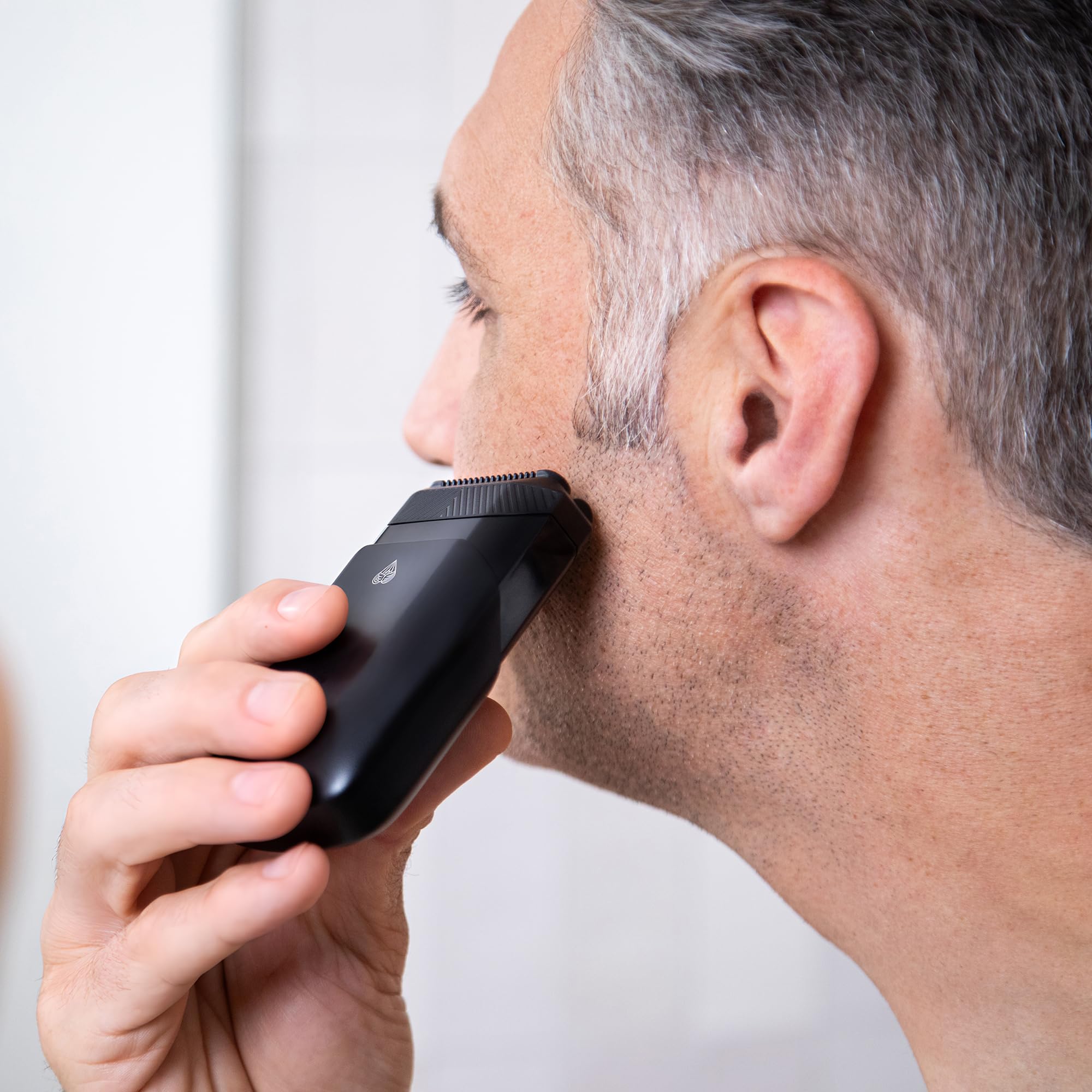 MANSCAPED Handyman magnetic protective cover keeps the shaver secure during travel.
