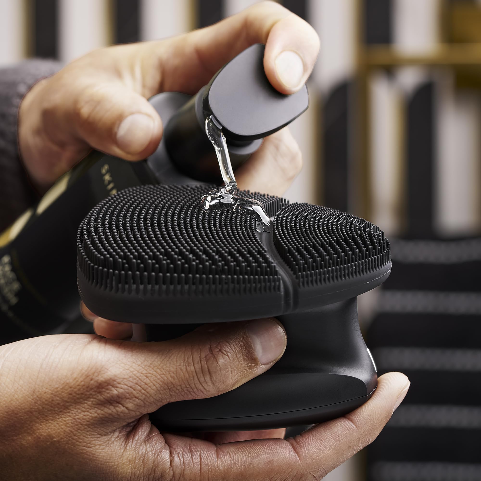 MANSCAPED The Face Buffer PRO travel lock keeps grooming mess-free on the go
