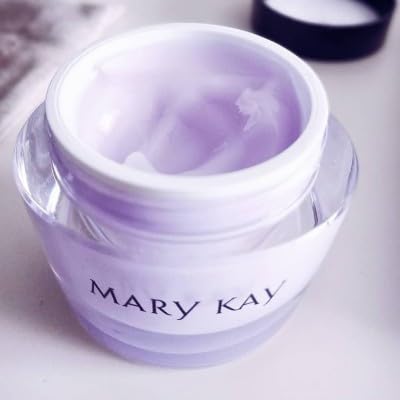 Mary Kay Oil-Free Hydrating Gel texture-closeup—clear, lightweight gel for quick absorption.
