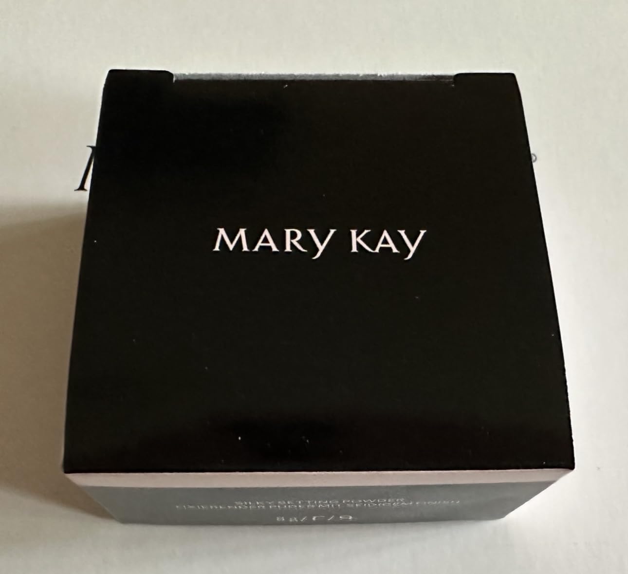 Mary Kay Silky Setting Powder on skin delivering an even, shine-free finish.