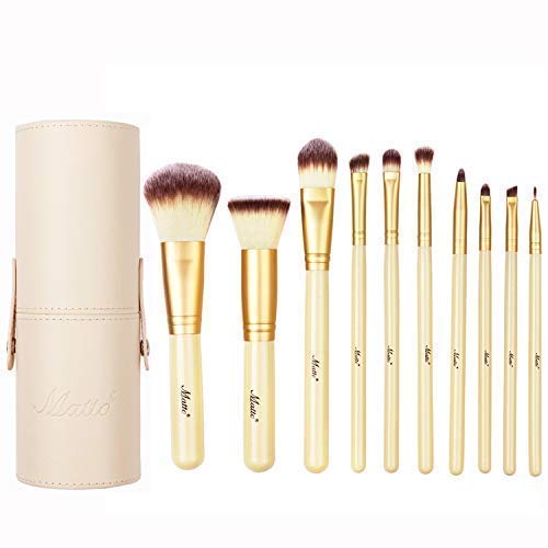 Matto eye-liner brush sculpts precise lines for definition.