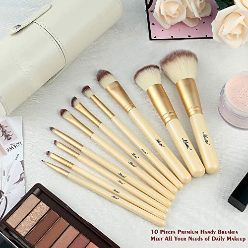 Matto powder brush delivers even, lightweight coverage for a radiant finish.