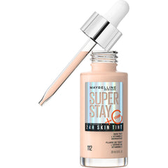 Maybelline Super Stay Skin Tint en la mano, cobertura ligera para uso diario