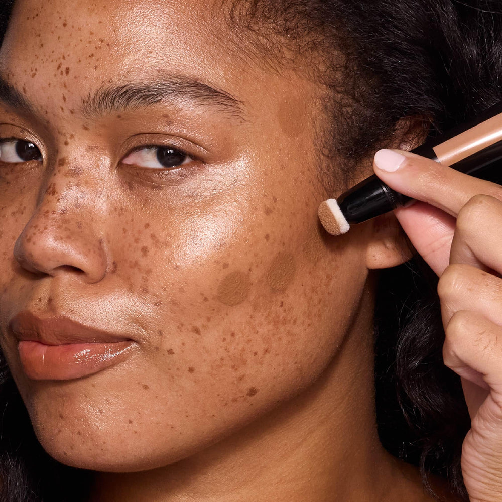 MCoBeauty built-in cushion applicator demonstrates precise, mess-free contour application.