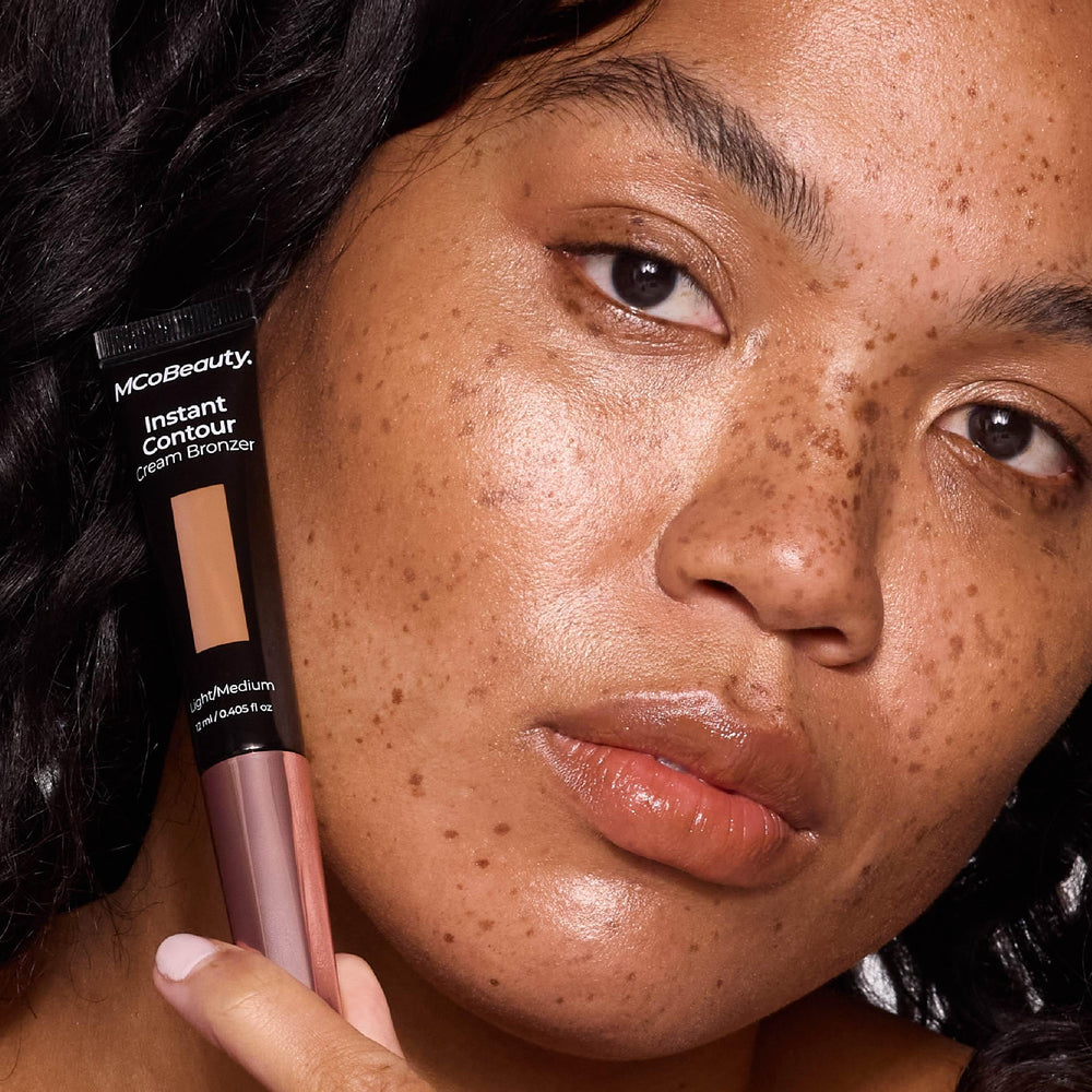 MCoBeauty contour along jawline creates balanced, soft depth.