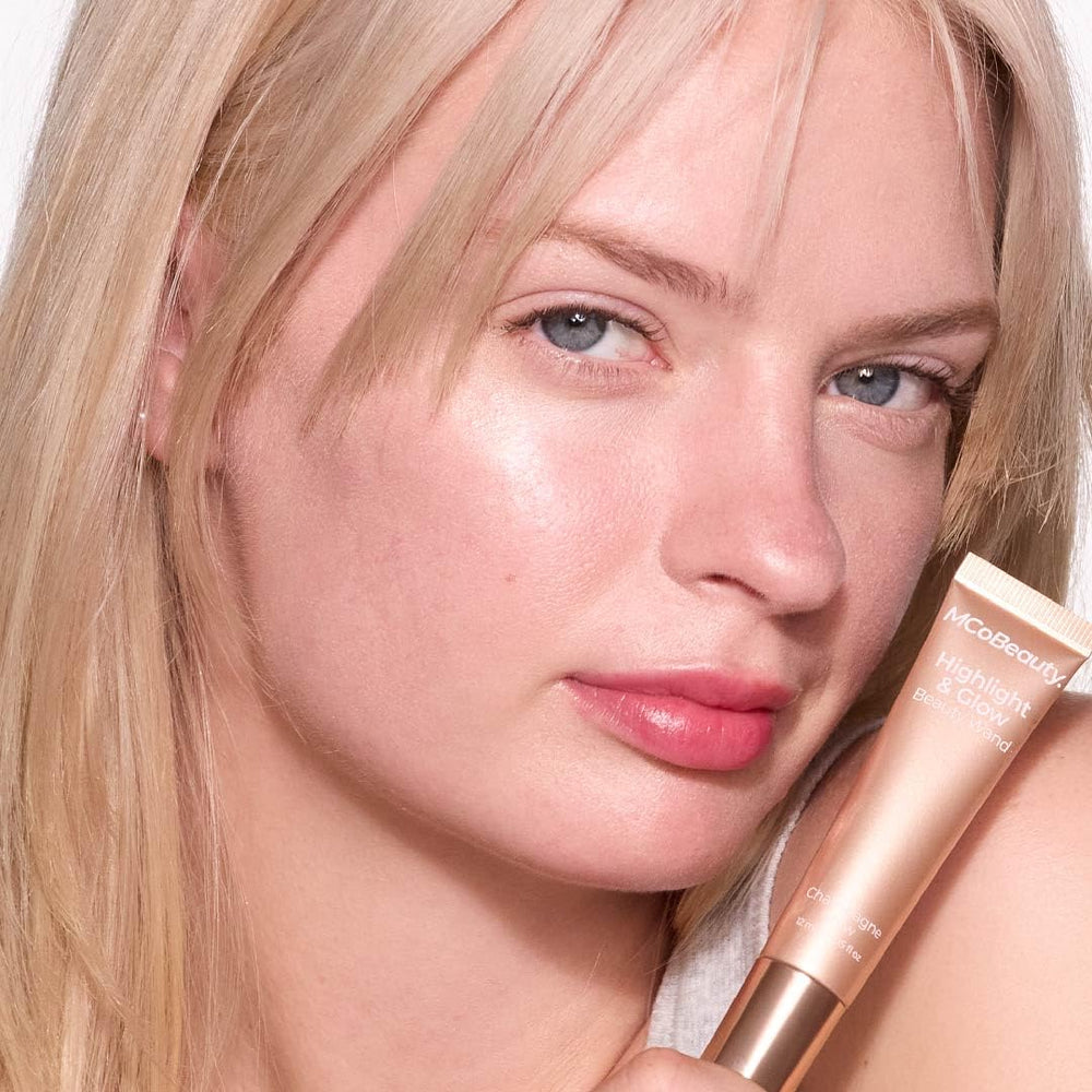 MCoBeauty Highlight Wand Cushion applicator delivering precise, buildable glow.