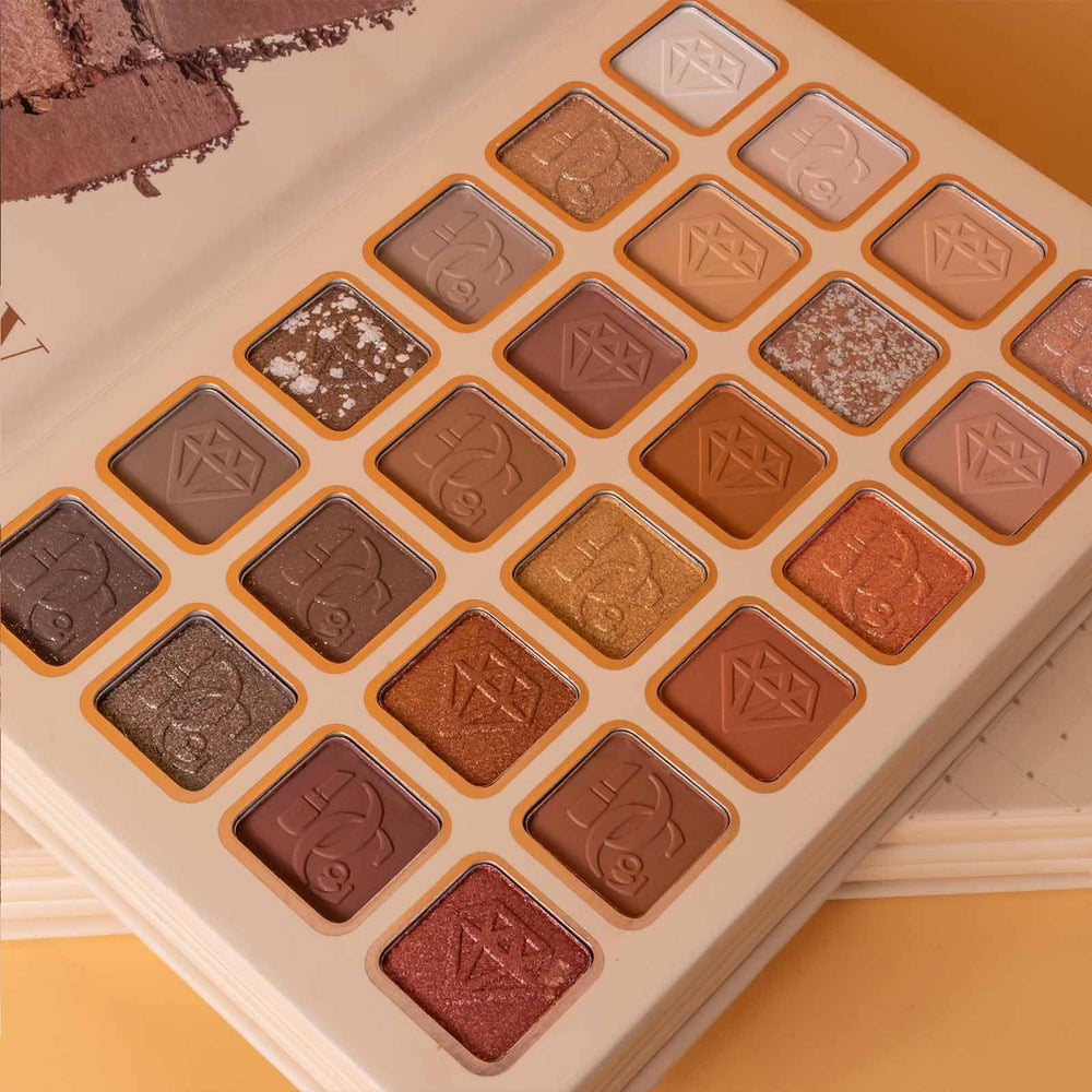 MeiPlumLai travel-friendly book-style palette for on-the-go touch-ups.