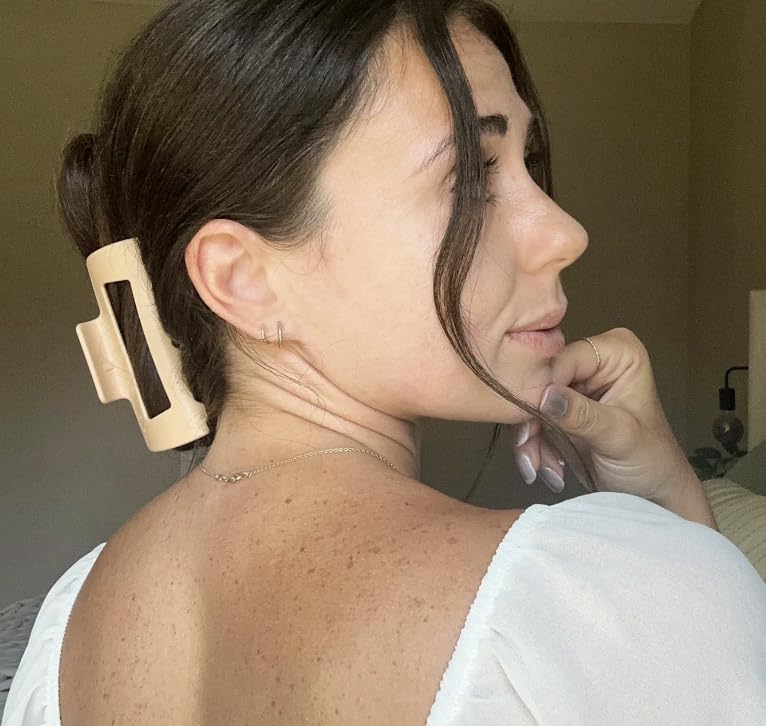 MELLO squishy brown clip in use highlights ergonomic body against headrest