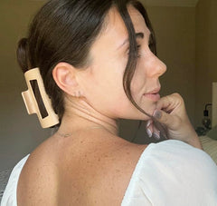 MELLO squishy brown clip in use highlights ergonomic body against headrest