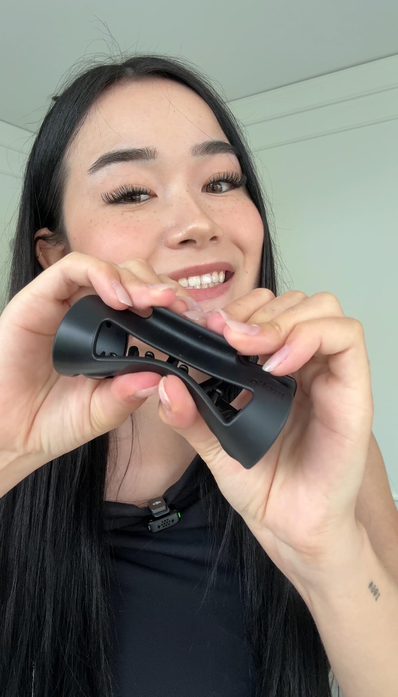 Mello hair clip inward-teeth closeup demonstrates pressure redirection for gentle scalp support