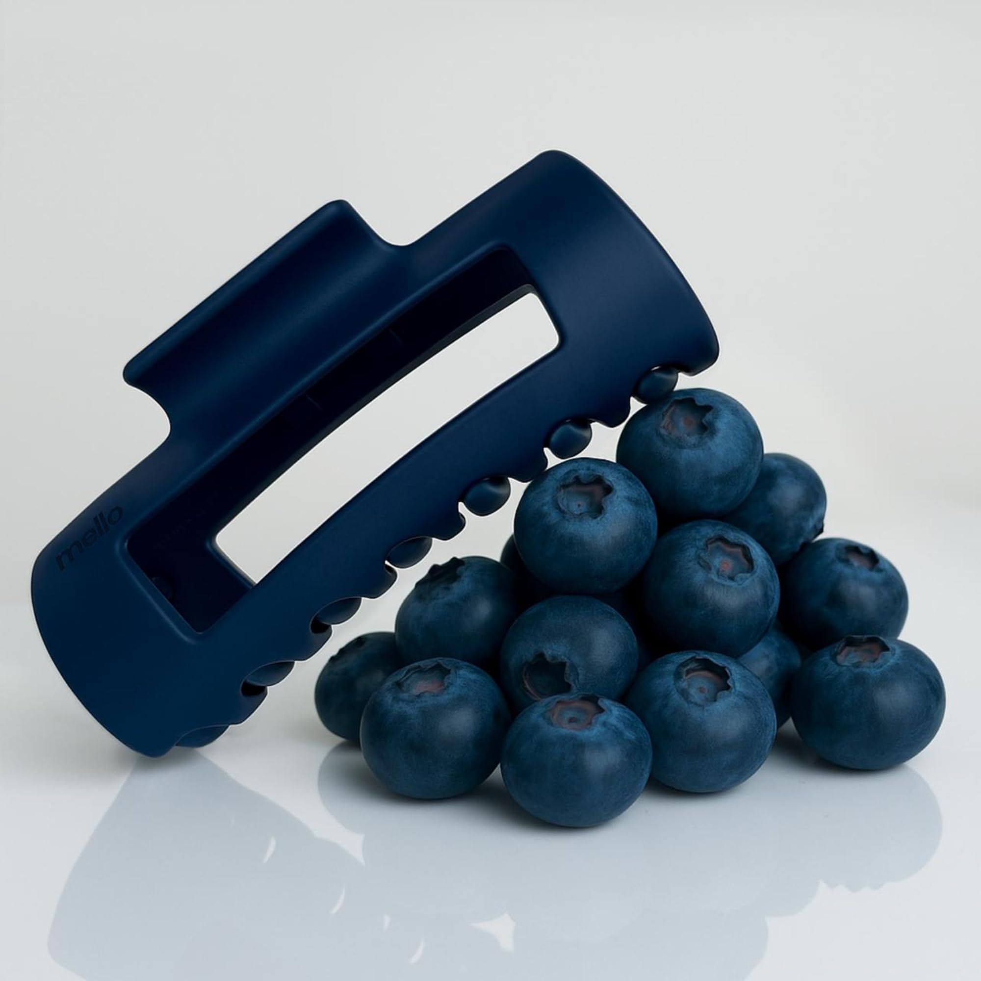 Mello squishy hair clip blue close-up highlights soft, comfortable hold.