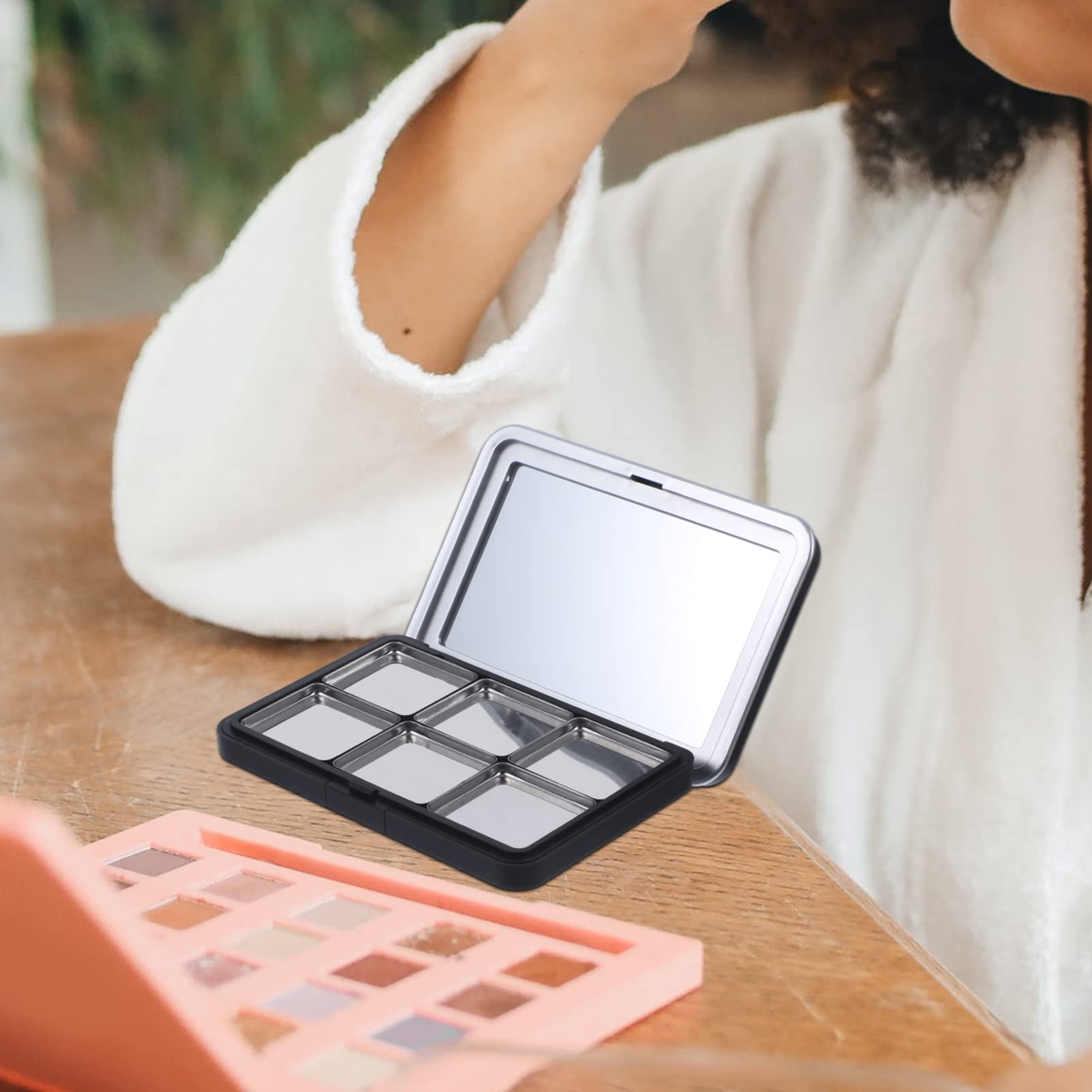 Minkissy empty eyeshadow palette with magnetic lid open for quick shade swaps.
