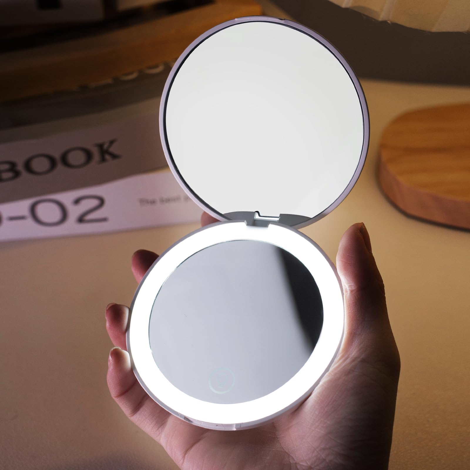 MIPOW Miffy rechargeable USB-C mirror with quick top-ups for long use.