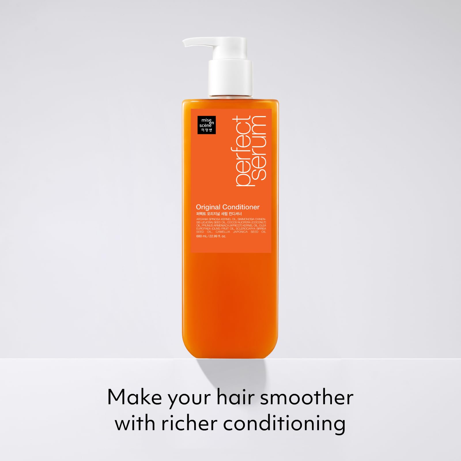 Mise En Scene conditioner pour demonstrates easy application for nourished hair