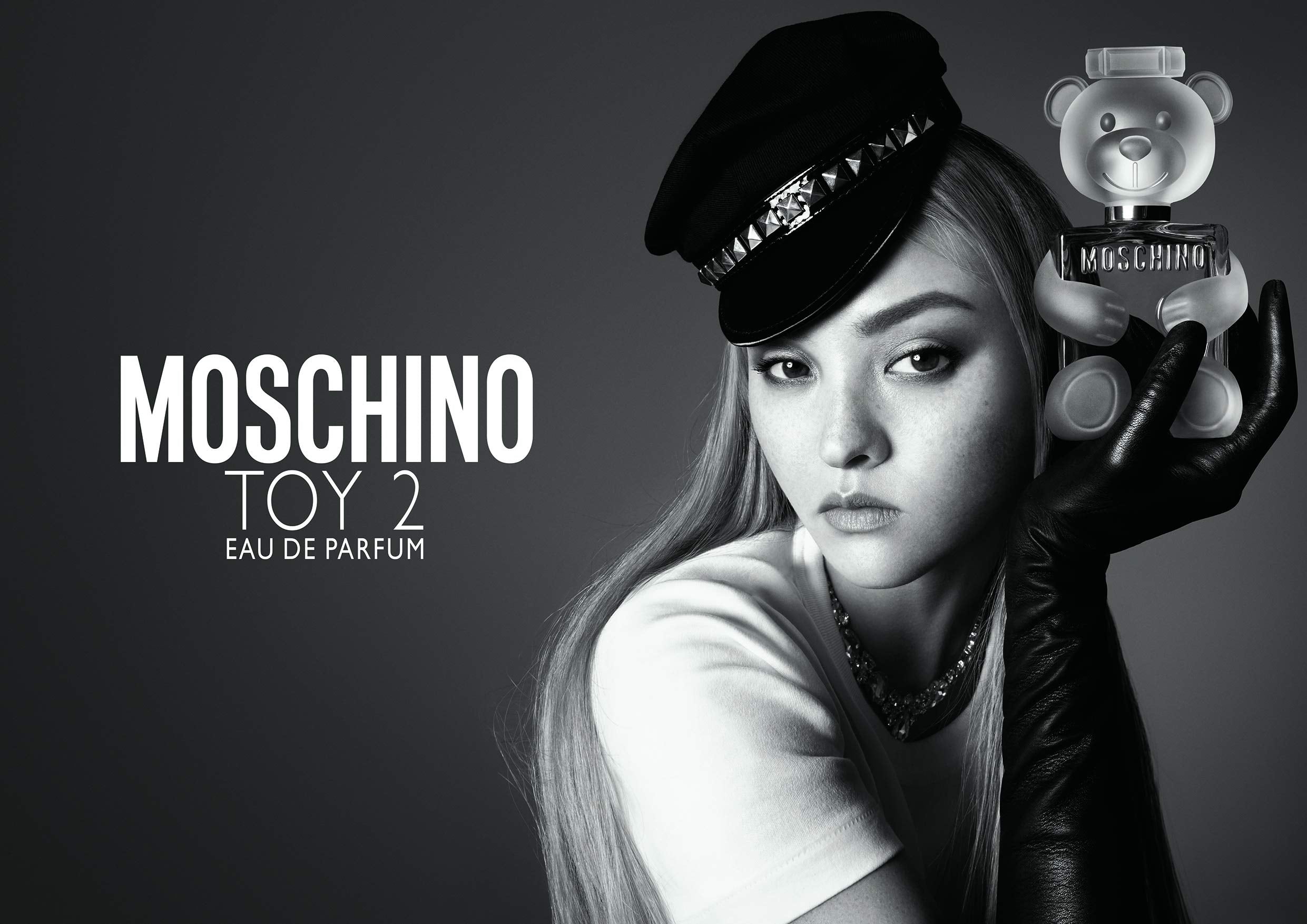 Moschino Toy 2 packaging with gold band and modern opening—gift-ready elegance.