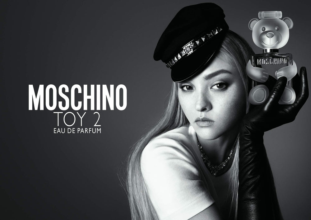 Moschino Toy 2 packaging with gold band and modern opening—gift-ready elegance.