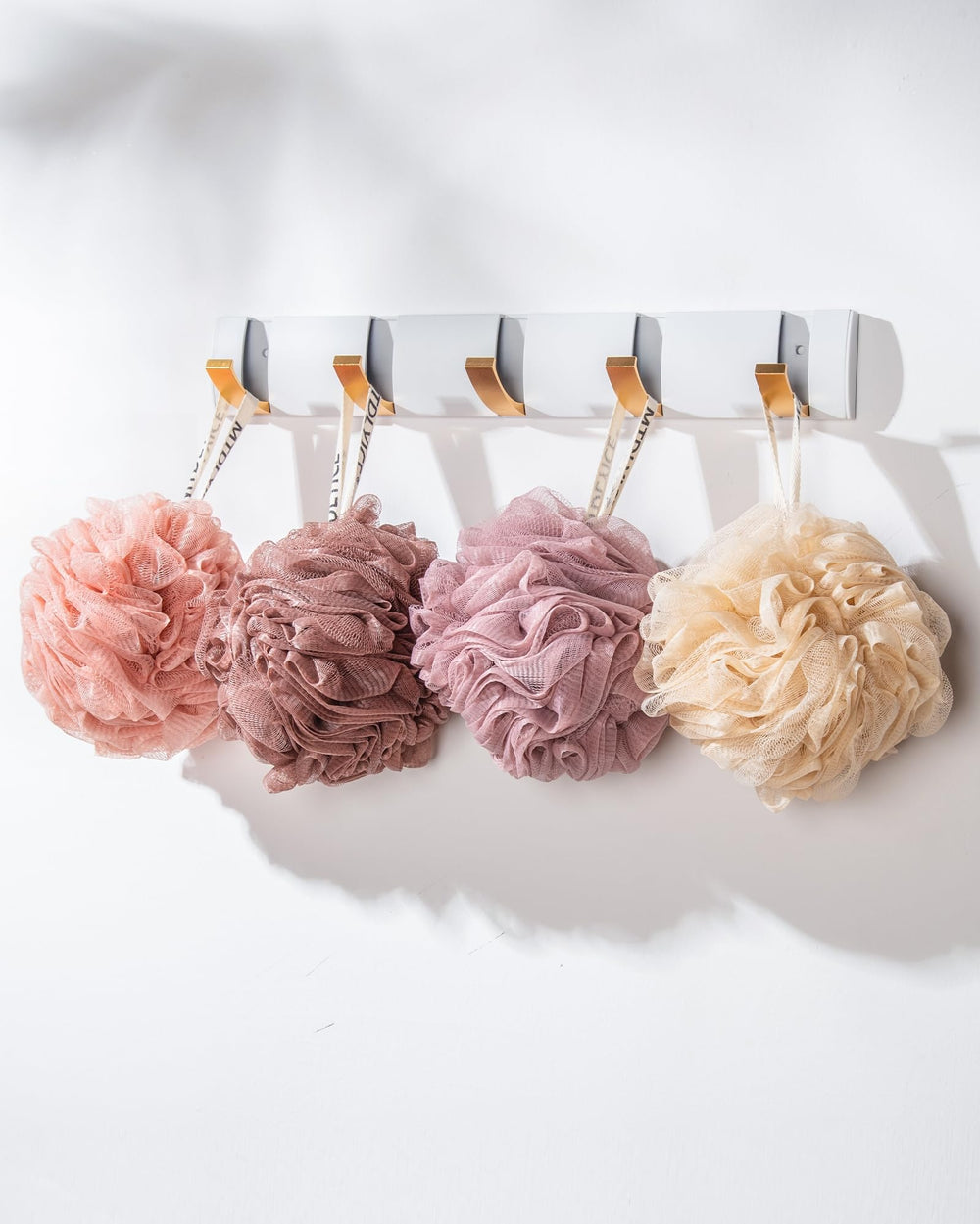 MTDLYICE loofah soap-gel-compatibility demonstrates foaming with body wash.