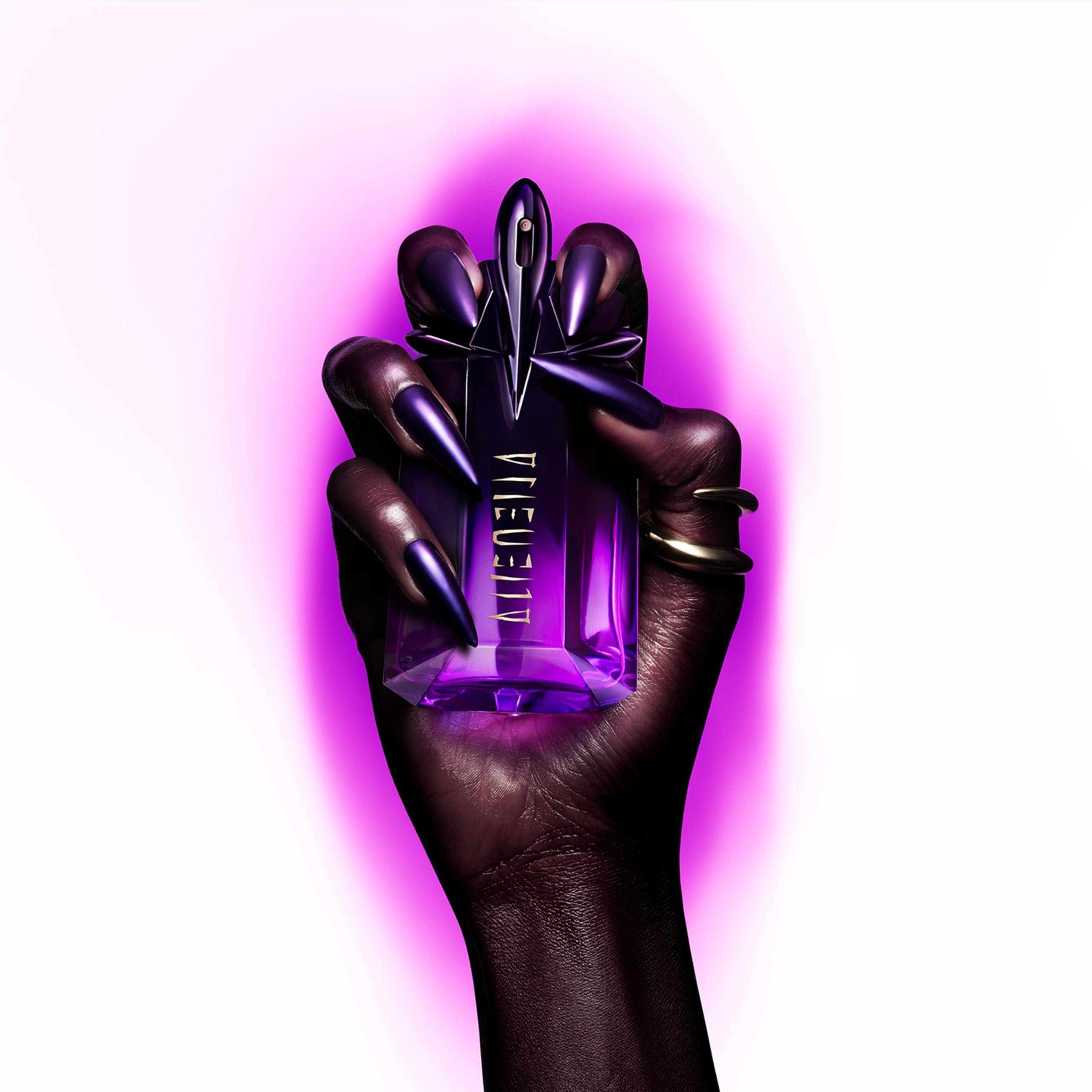 Mugler Alien Extraintense spray action illustrating easy application