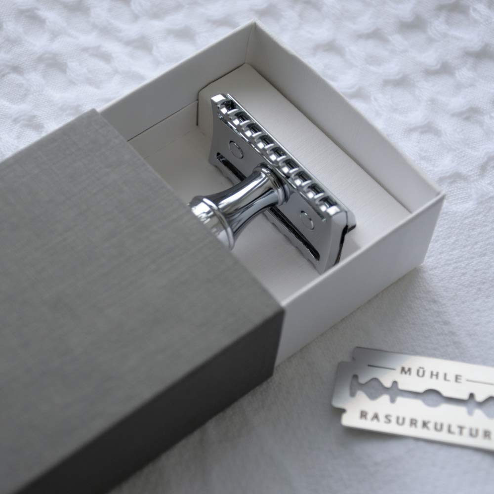 MÜHLE R41 chrome-handle open comb, sleek design pairs with steady control.