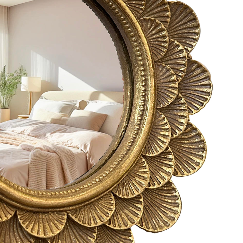 Musanpou vintage vanity mirror close-up glass edge for precise makeup application.