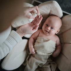 Mushie shampoo in-bathwater scene depicts daily cleansing for babies 0+.