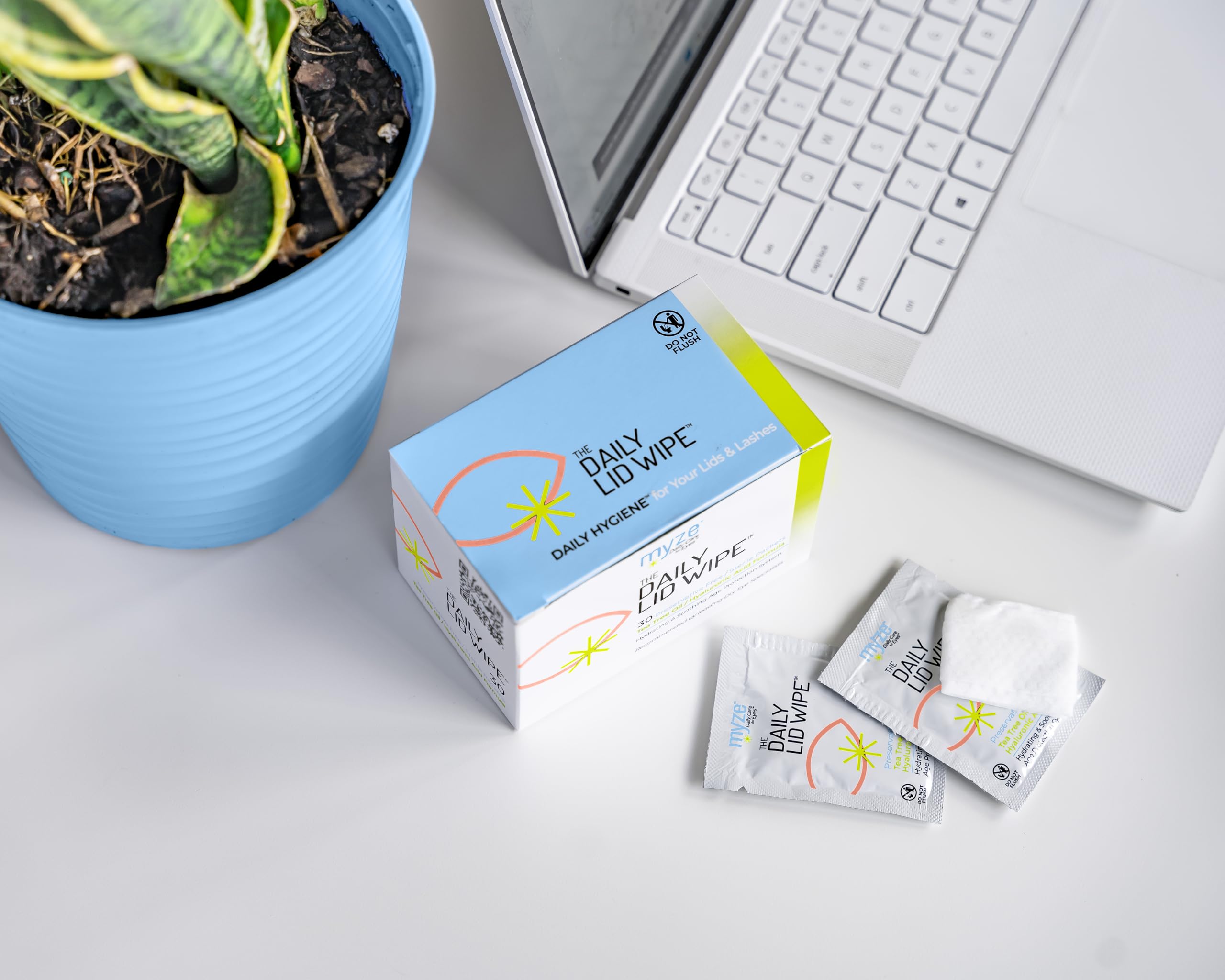Myze Daily Lid Wipe preservative-free label emphasizes gentle, safe care.