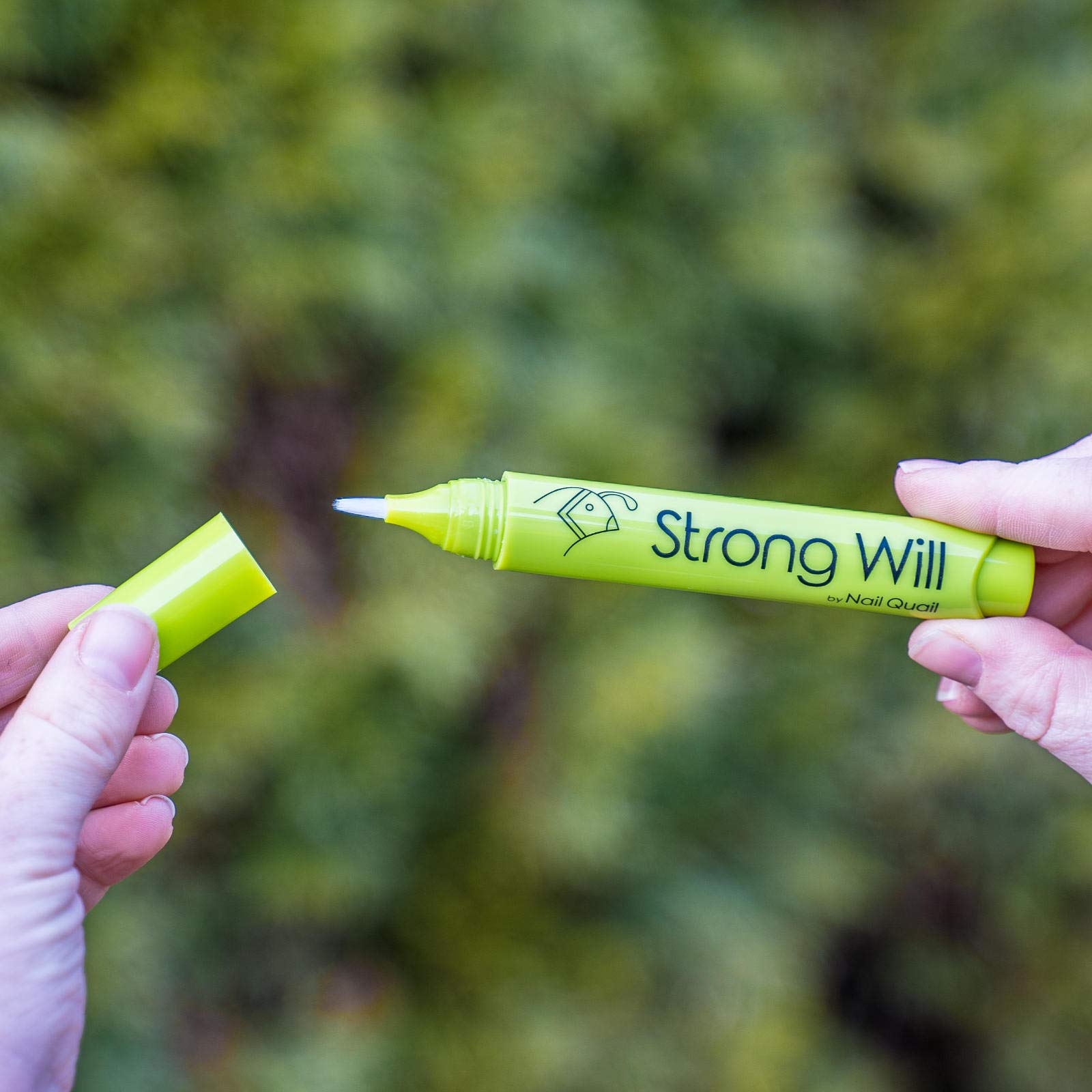 Nail Quail Strong Will pen cap closed demonstrates one-handed, portable anti-bite solution.
