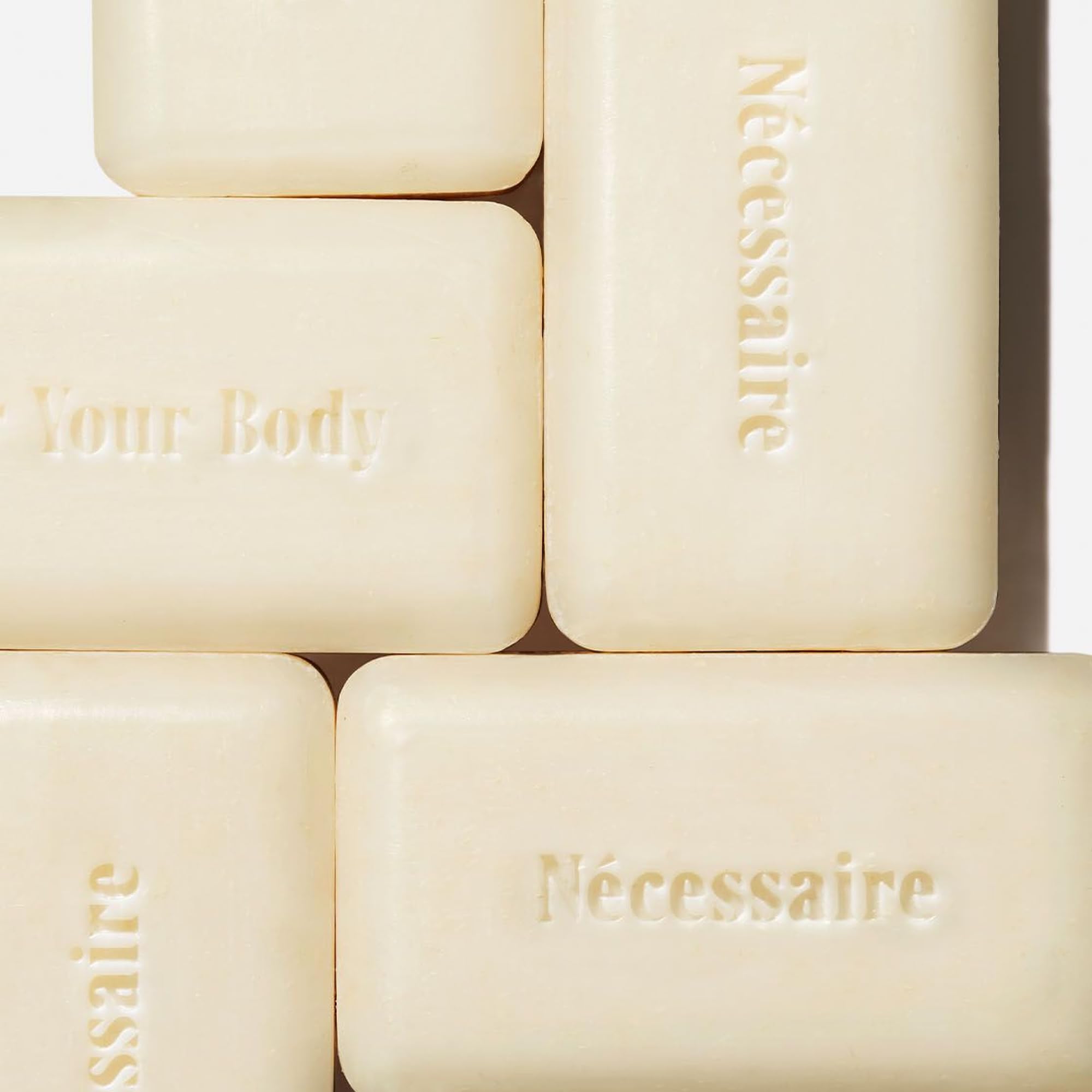 Aceites de cacay, marula y meadowfoam nutren la piel durante la exfoliación.