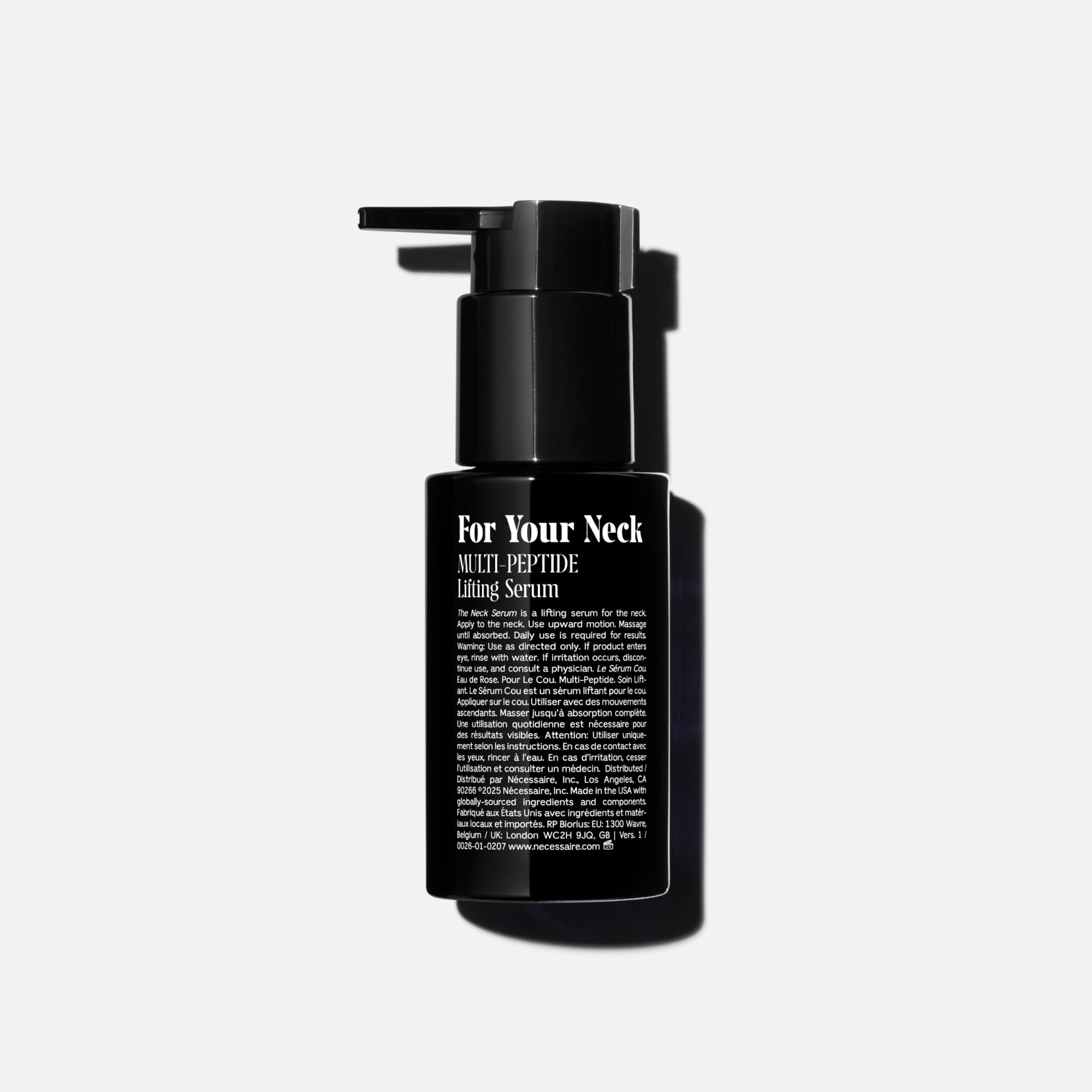 Hands applying Nécessaire neck serum with massage technique for fast absorption