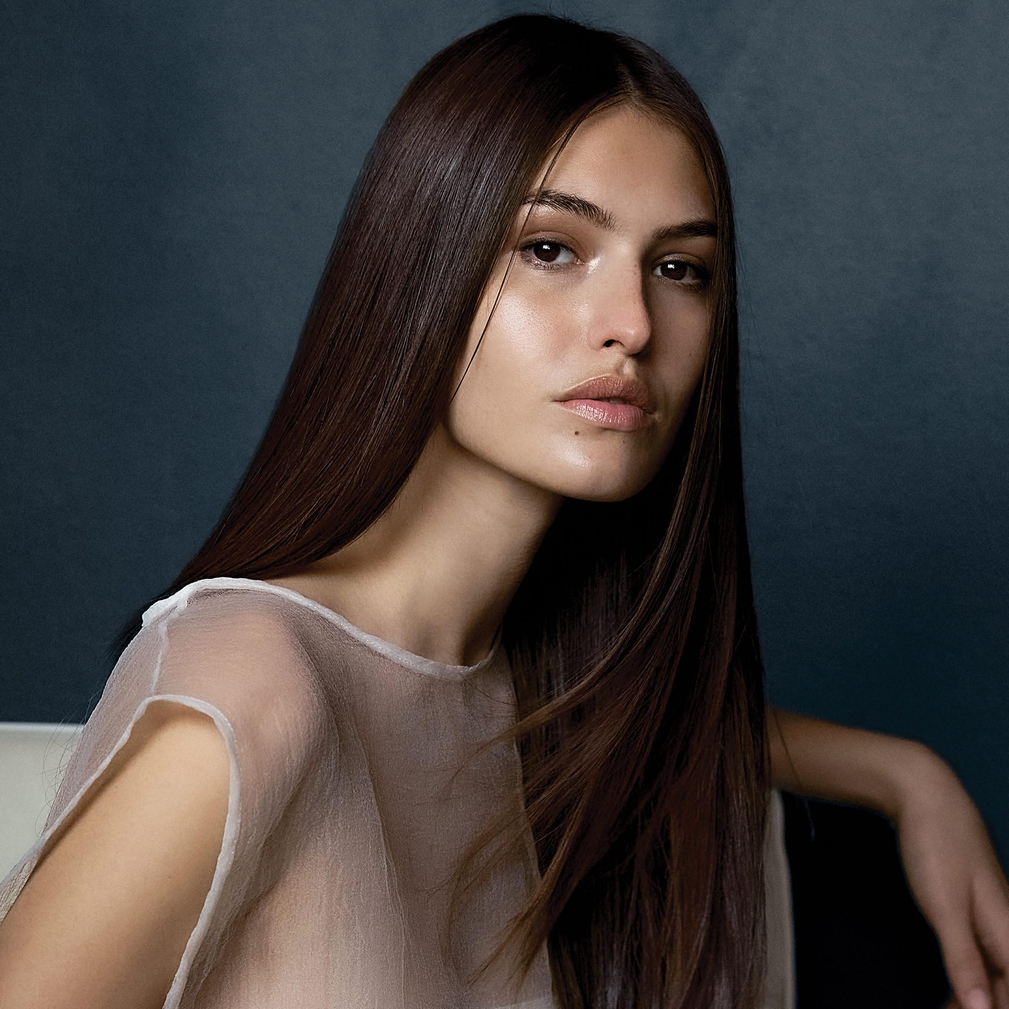 Neuro Protect HeatCTRL Iron Hairspray demonstrates humidity resistance during styling.