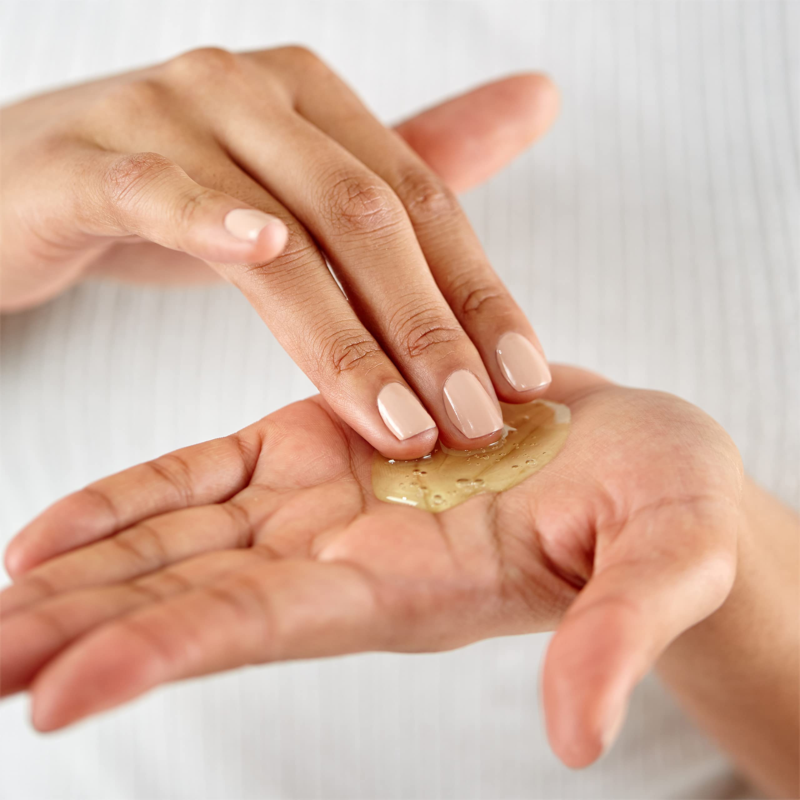 Neutrogena T/Sal hands massaging scalp to show application and improved comfort