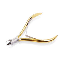 Nghia Nipper in manicure setup demonstrates professional grooming tool use