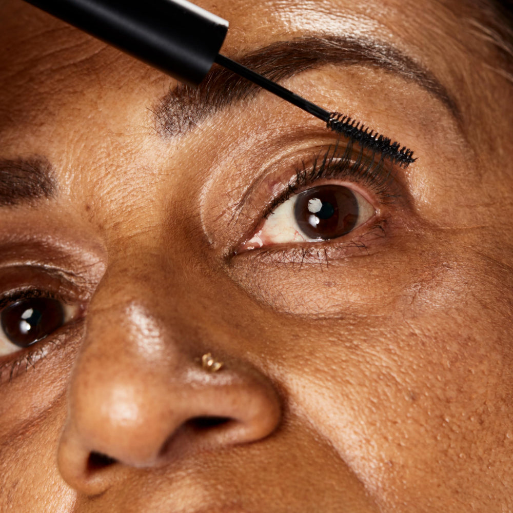 NINETEEN NINETY NINE 19/99 black formulation emphasizes rich color for bold eyes.