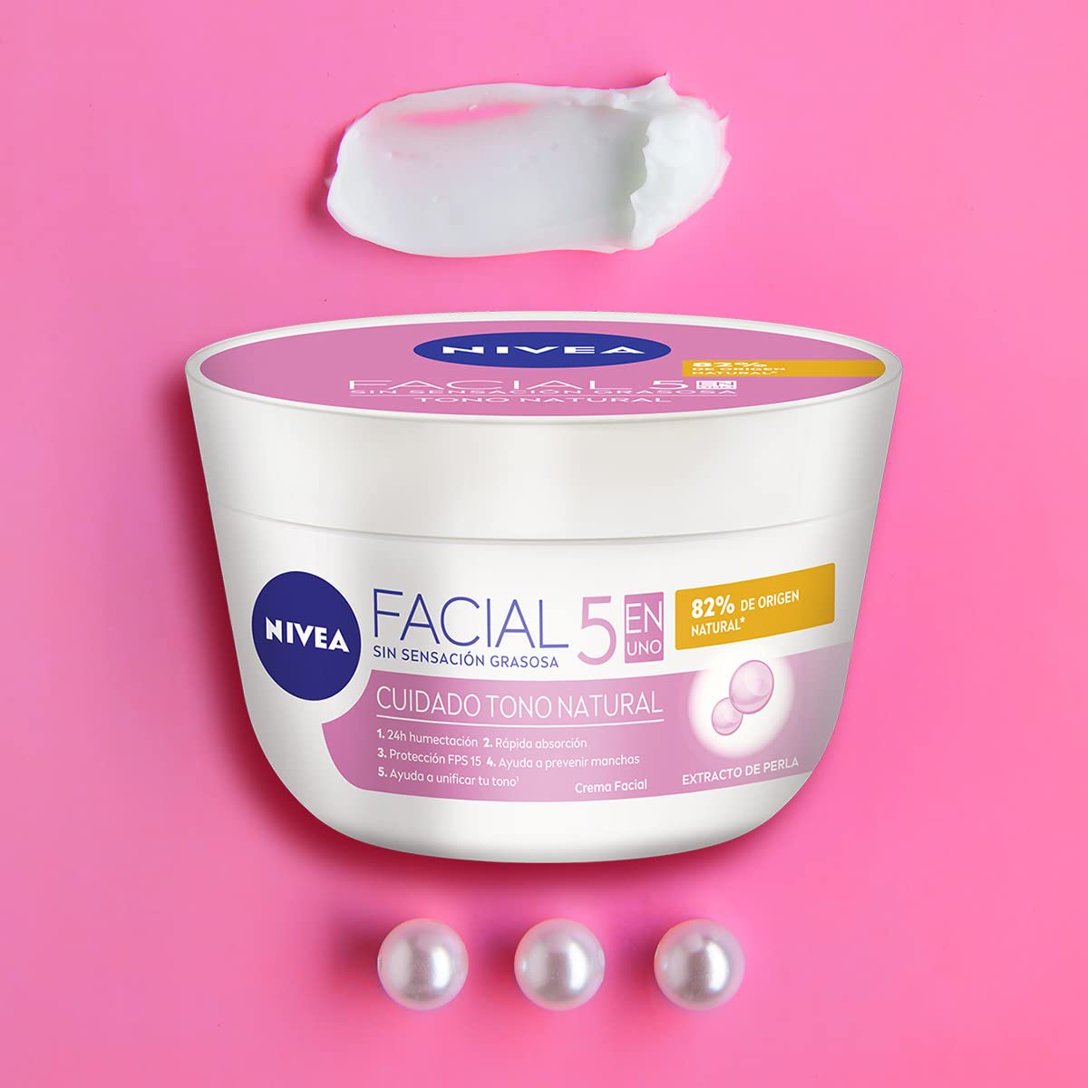 NIVEA Aclaradora Natural morning routine scene emphasizes circular massage for even application.