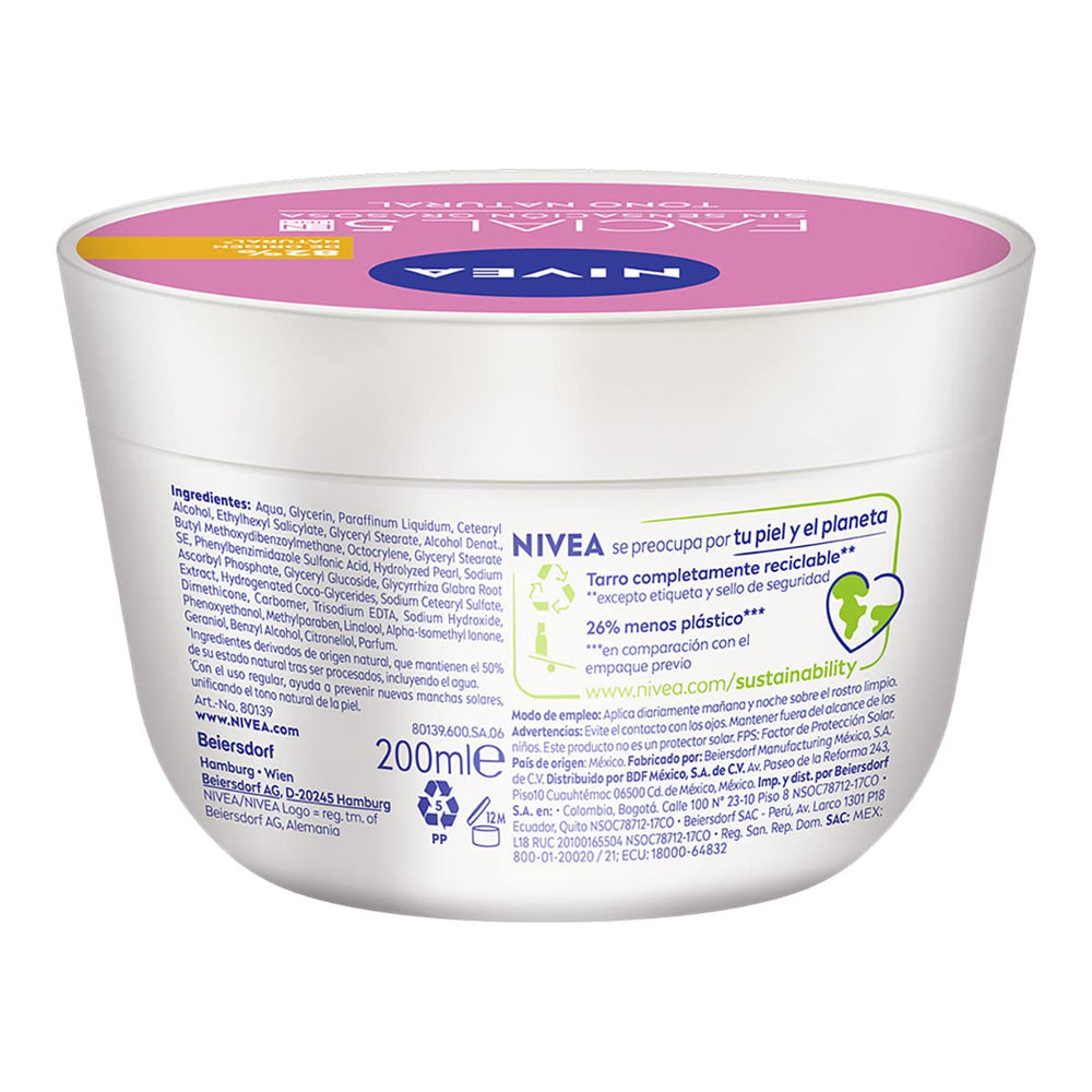 NIVEA Aclaradora Natural SPF 15 image suggests daily sun protection for radiant skin.