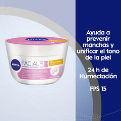 NIVEA Aclaradora Natural texture swirl highlights lightweight formula comfortable on skin.