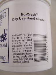 No Crack Hand Cream dry hands application shows non-greasy, quick-absorption relief.