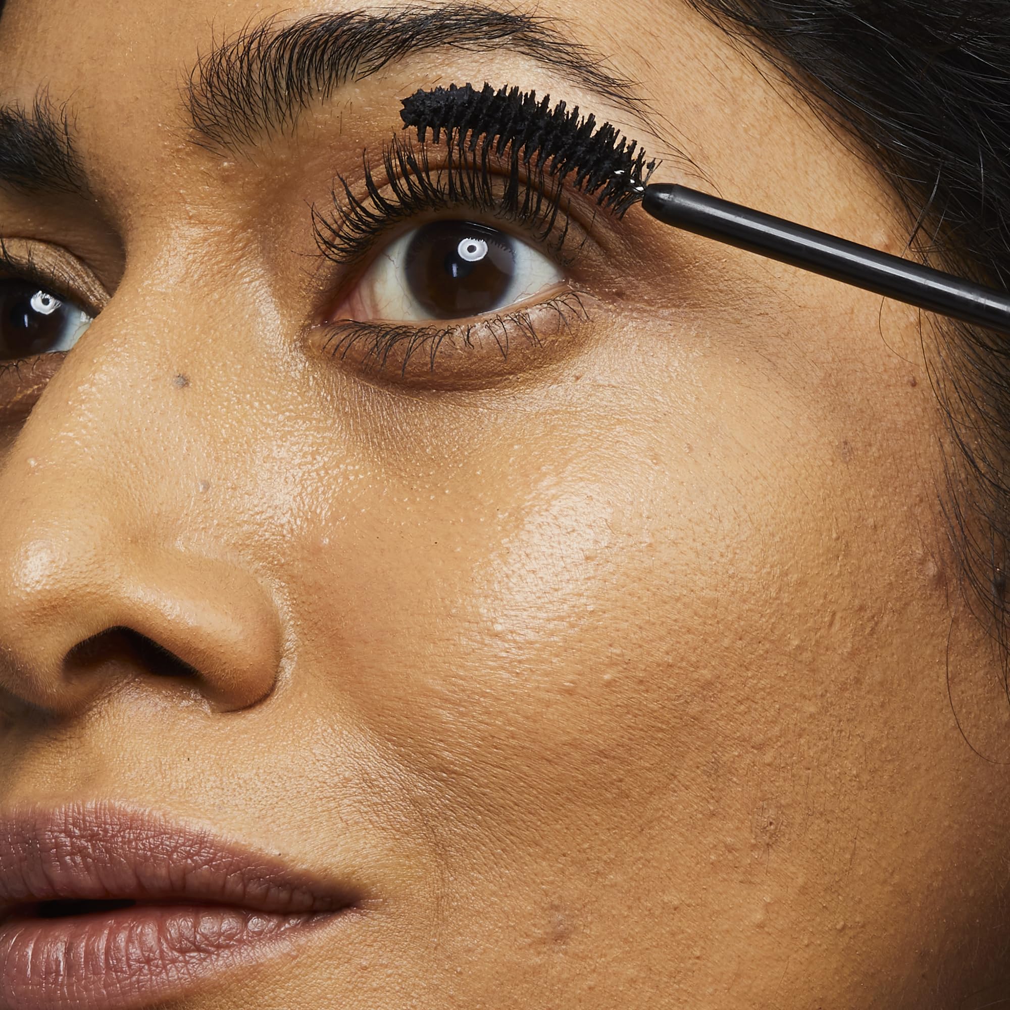 No7 The Full 360 Mascara lashes apply showing even coating for fuller look.