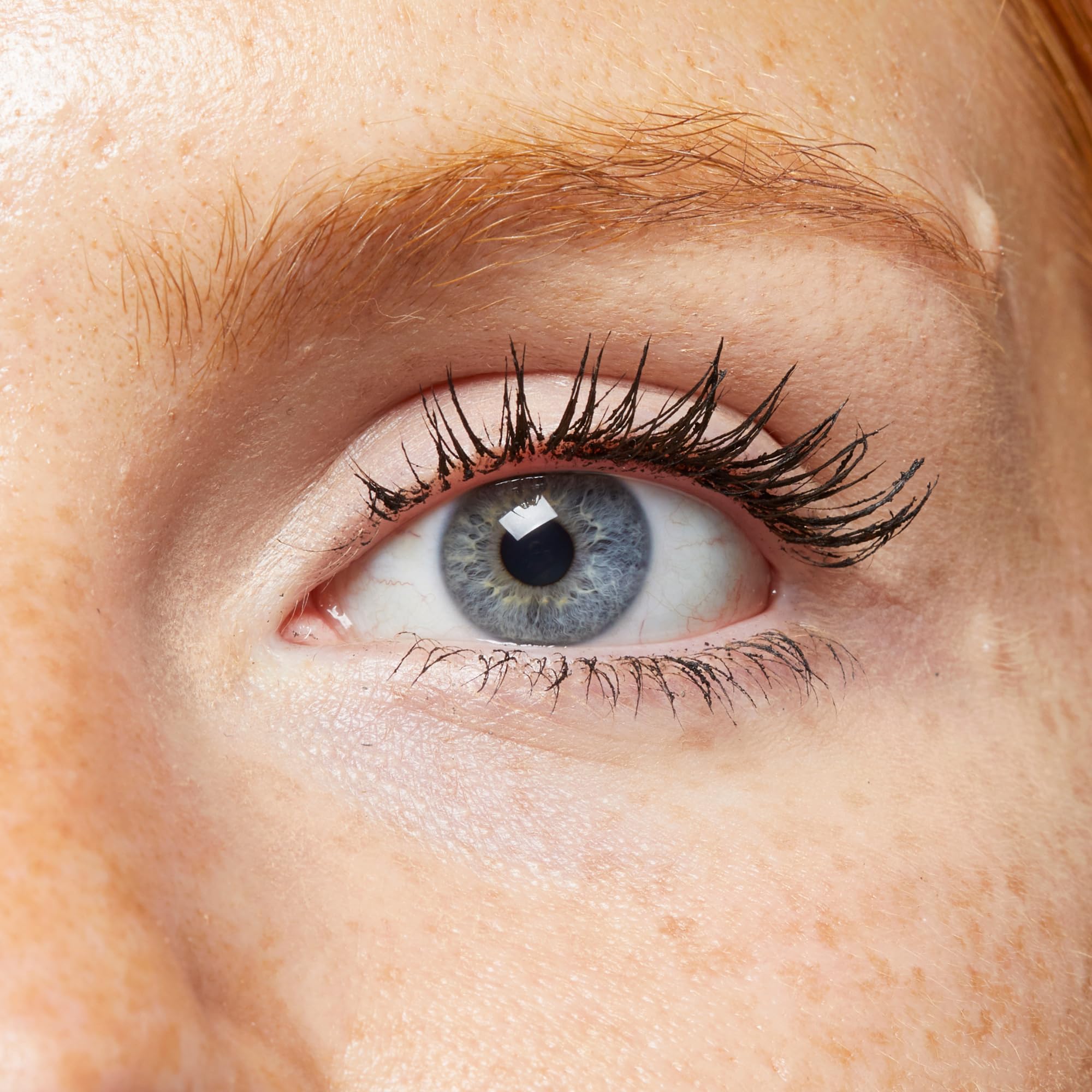 No7 mascara applied on model lashes to show lifted curl benefit
