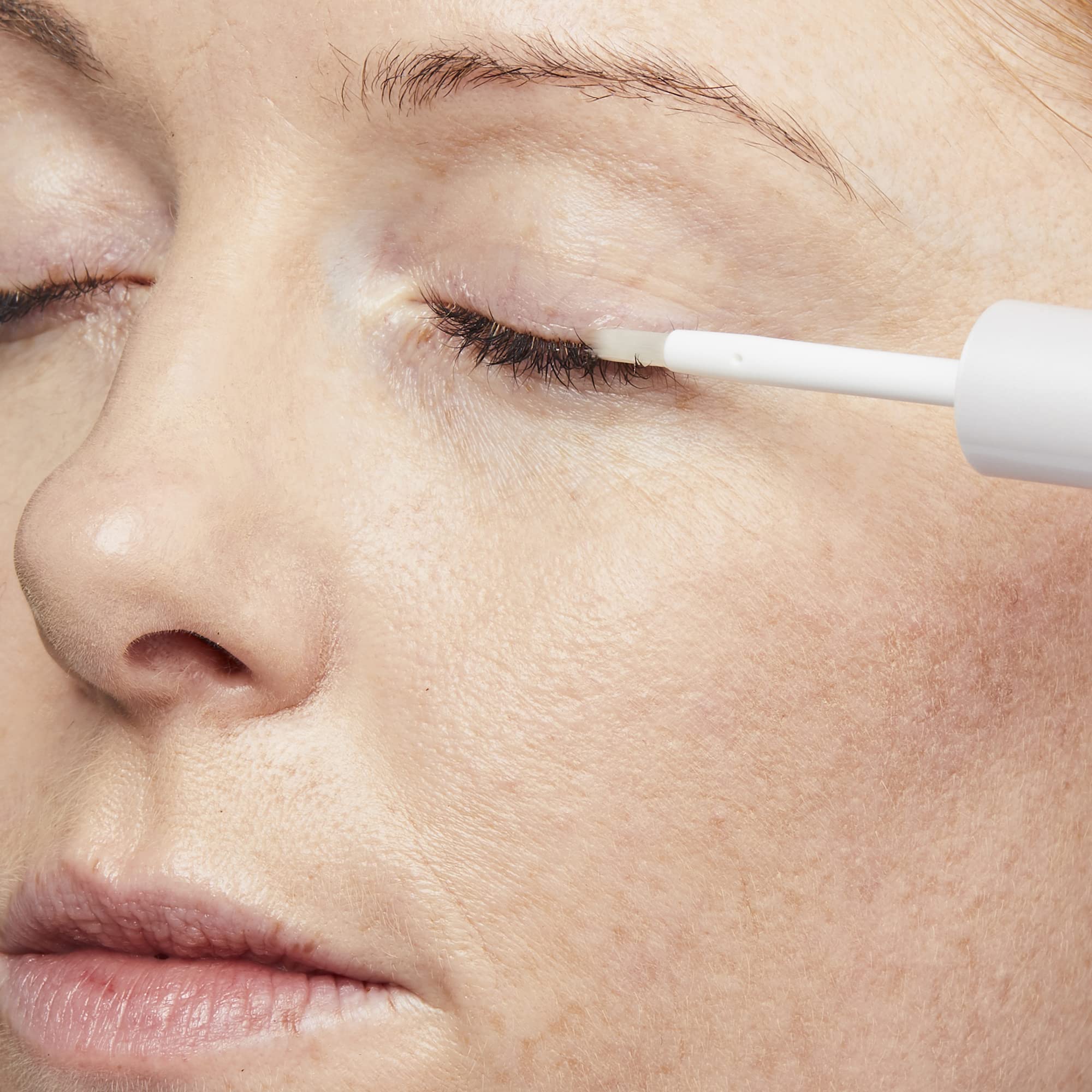 No7 applicator close-up lining the lash base for precise nightly application